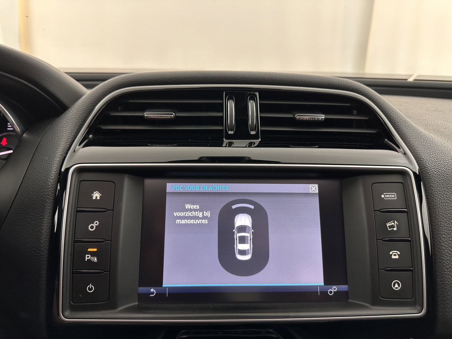 Jaguar XE 2.0 D Portfolio R-Sport Aut. *PANO | ADAPTIVE-CRUISE | LEATHER-FABRIC | XENON | MERIDIAN-SOUND | HEATED-SPORTSEATS | NAVI-FULLMAP | KEYLESS | SHIFT-PADDLES | 19''ALU*