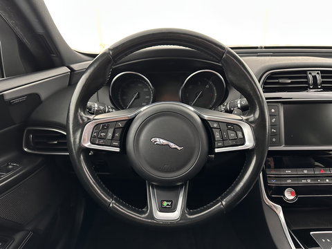 Jaguar XE 2.0 D Portfolio R-Sport Aut. *PANO | ADAPTIVE-CRUISE | LEATHER-FABRIC | XENON | MERIDIAN-SOUND | HEATED-SPORTSEATS | NAVI-FULLMAP | KEYLESS | SHIFT-PADDLES | 19''ALU*