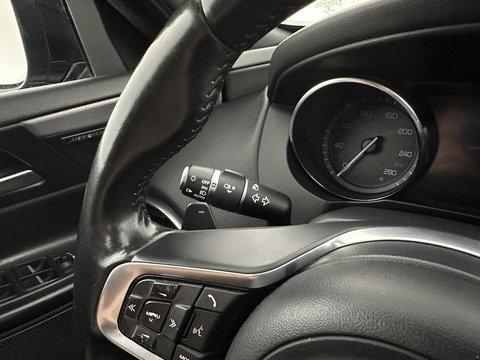 Jaguar XE 2.0 D Portfolio R-Sport Aut. *PANO | ADAPTIVE-CRUISE | LEATHER-FABRIC | XENON | MERIDIAN-SOUND | HEATED-SPORTSEATS | NAVI-FULLMAP | KEYLESS | SHIFT-PADDLES | 19''ALU*