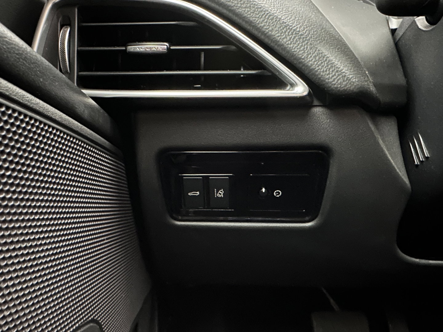 Jaguar XE 2.0 D Portfolio R-Sport Aut. *PANO | ADAPTIVE-CRUISE | LEATHER-FABRIC | XENON | MERIDIAN-SOUND | HEATED-SPORTSEATS | NAVI-FULLMAP | KEYLESS | SHIFT-PADDLES | 19''ALU*
