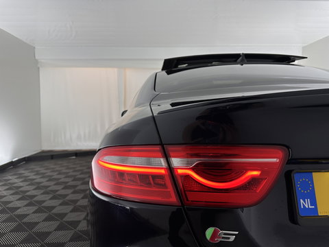 Jaguar XE 2.0 D Portfolio R-Sport Aut. *PANO | ADAPTIVE-CRUISE | LEATHER-FABRIC | XENON | MERIDIAN-SOUND | HEATED-SPORTSEATS | NAVI-FULLMAP | KEYLESS | SHIFT-PADDLES | 19''ALU*