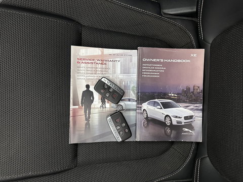 Jaguar XE 2.0 D Portfolio R-Sport Aut. *PANO | ADAPTIVE-CRUISE | LEATHER-FABRIC | XENON | MERIDIAN-SOUND | HEATED-SPORTSEATS | NAVI-FULLMAP | KEYLESS | SHIFT-PADDLES | 19''ALU*