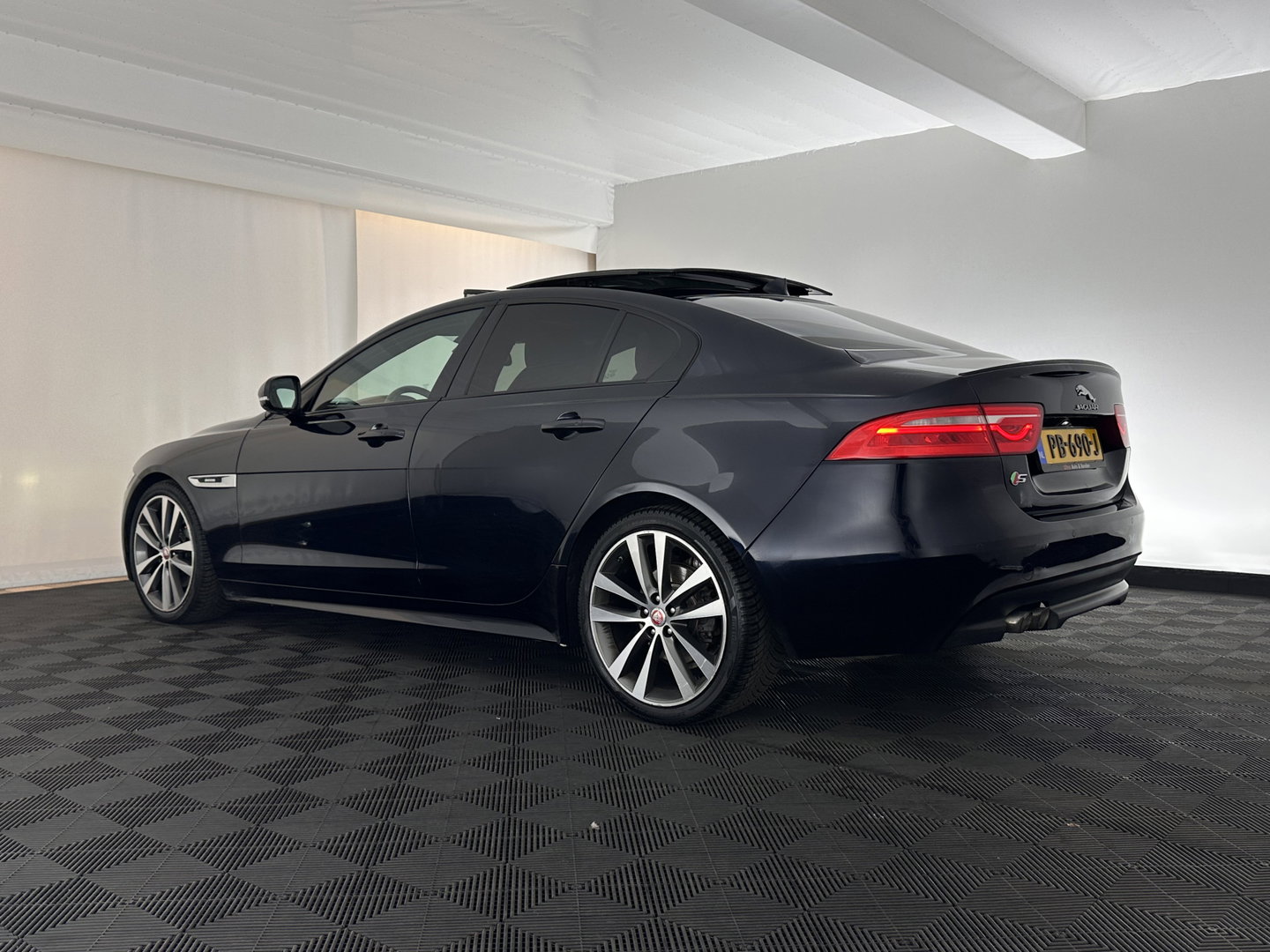 Jaguar XE 2.0 D Portfolio R-Sport Aut. *PANO | ADAPTIVE-CRUISE | LEATHER-FABRIC | XENON | MERIDIAN-SOUND | HEATED-SPORTSEATS | NAVI-FULLMAP | KEYLESS | SHIFT-PADDLES | 19''ALU*