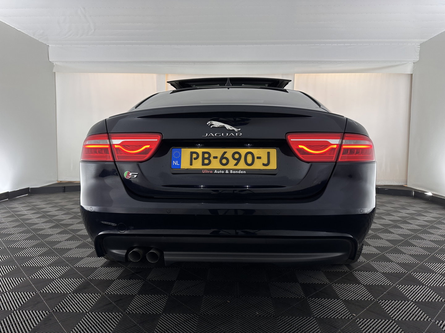 Jaguar XE 2.0 D Portfolio R-Sport Aut. *PANO | ADAPTIVE-CRUISE | LEATHER-FABRIC | XENON | MERIDIAN-SOUND | HEATED-SPORTSEATS | NAVI-FULLMAP | KEYLESS | SHIFT-PADDLES | 19''ALU*