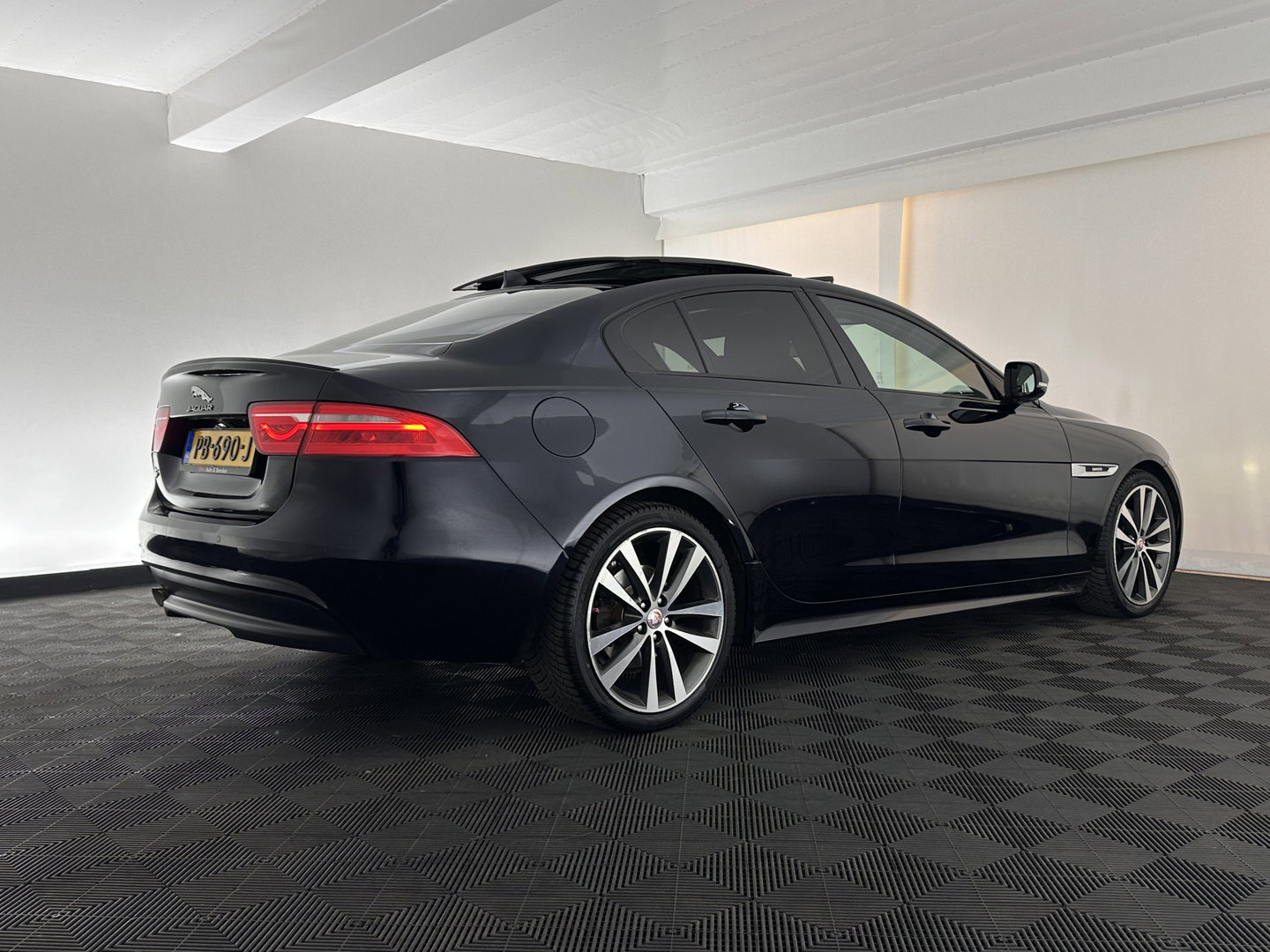 Jaguar XE 2.0 D Portfolio R-Sport Aut. *PANO | ADAPTIVE-CRUISE | LEATHER-FABRIC | XENON | MERIDIAN-SOUND | HEATED-SPORTSEATS | NAVI-FULLMAP | KEYLESS | SHIFT-PADDLES | 19''ALU*