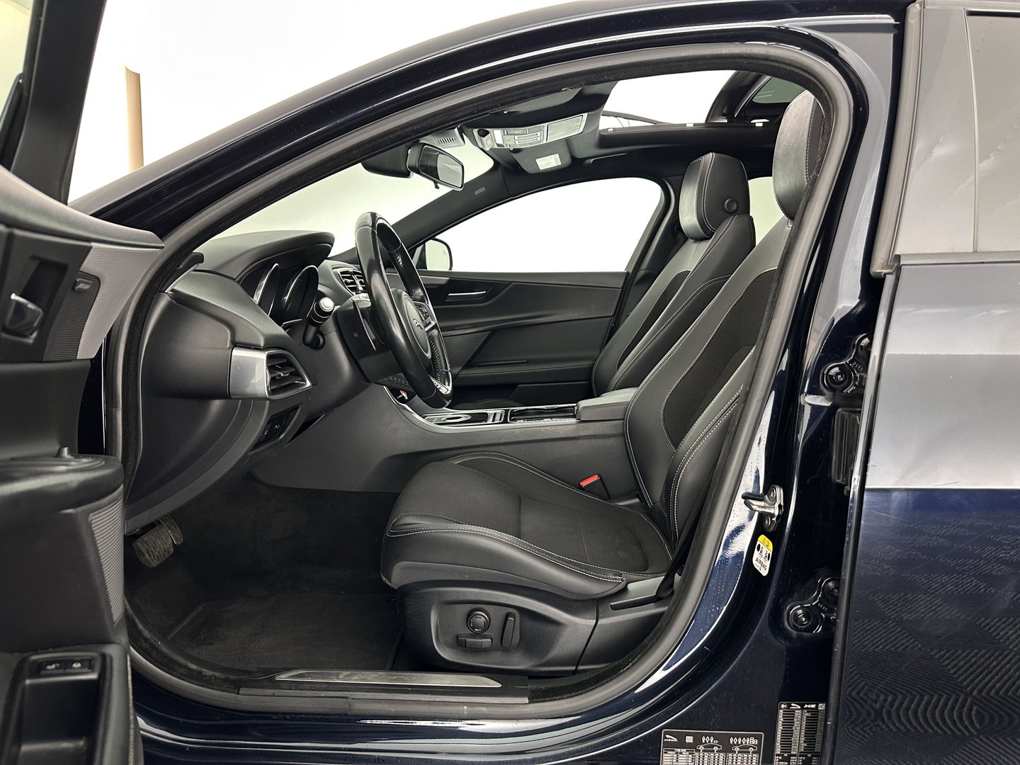 Jaguar XE 2.0 D Portfolio R-Sport Aut. *PANO | ADAPTIVE-CRUISE | LEATHER-FABRIC | XENON | MERIDIAN-SOUND | HEATED-SPORTSEATS | NAVI-FULLMAP | KEYLESS | SHIFT-PADDLES | 19''ALU*