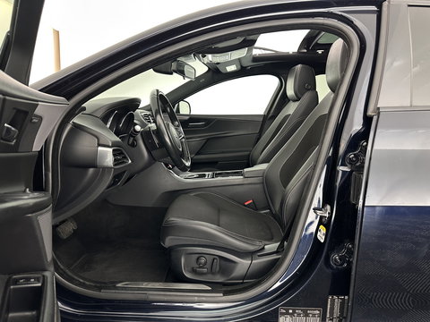 Jaguar XE 2.0 D Portfolio R-Sport Aut. *PANO | ADAPTIVE-CRUISE | LEATHER-FABRIC | XENON | MERIDIAN-SOUND | HEATED-SPORTSEATS | NAVI-FULLMAP | KEYLESS | SHIFT-PADDLES | 19''ALU*