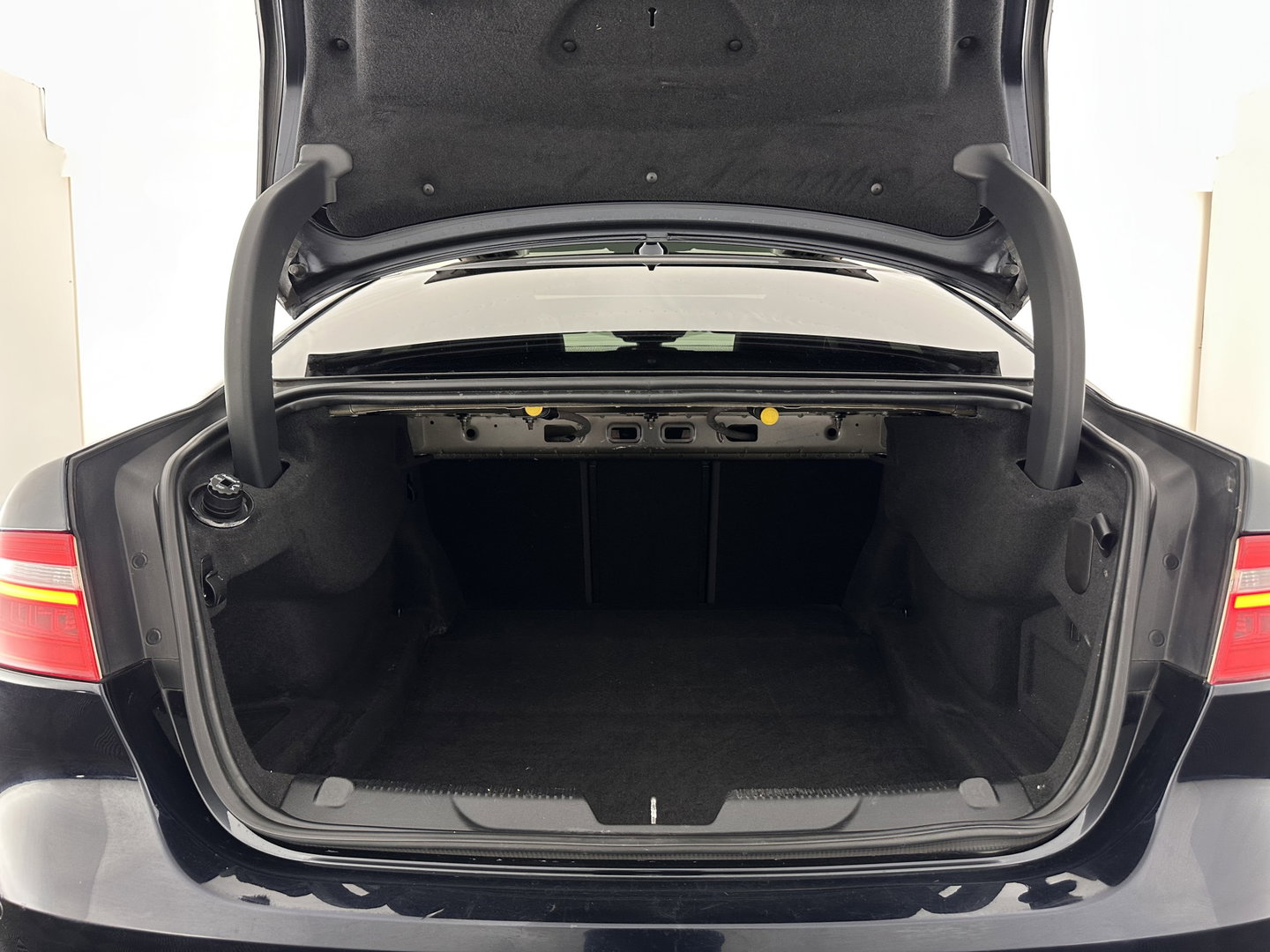 Jaguar XE 2.0 D Portfolio R-Sport Aut. *PANO | ADAPTIVE-CRUISE | LEATHER-FABRIC | XENON | MERIDIAN-SOUND | HEATED-SPORTSEATS | NAVI-FULLMAP | KEYLESS | SHIFT-PADDLES | 19''ALU*