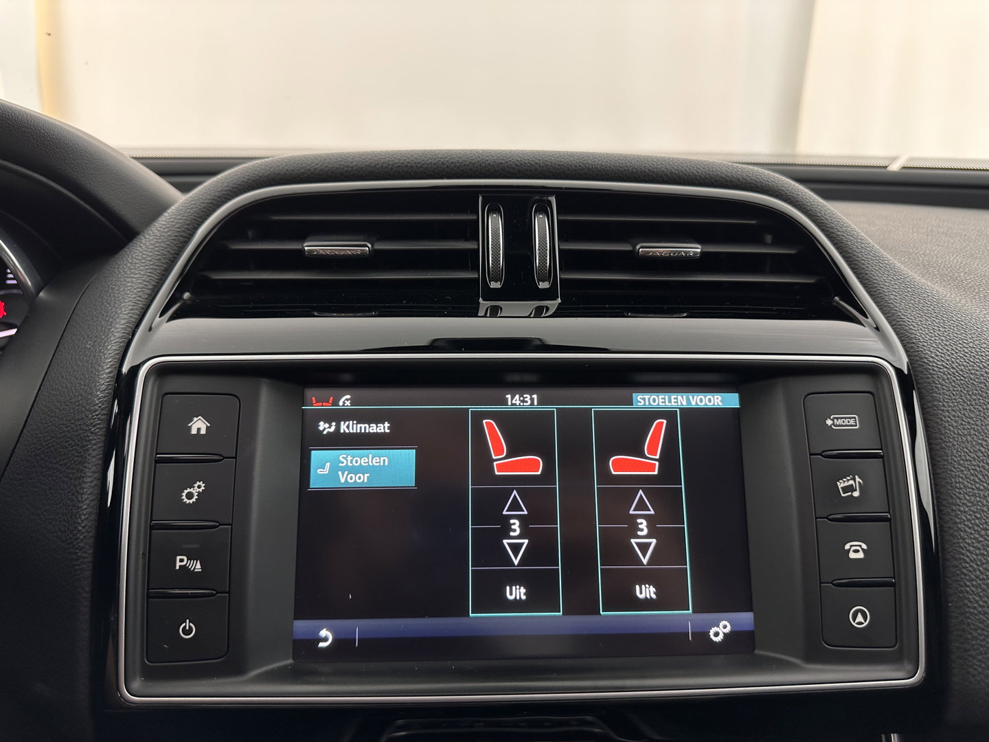 Jaguar XE 2.0 D Portfolio R-Sport Aut. *PANO | ADAPTIVE-CRUISE | LEATHER-FABRIC | XENON | MERIDIAN-SOUND | HEATED-SPORTSEATS | NAVI-FULLMAP | KEYLESS | SHIFT-PADDLES | 19''ALU*