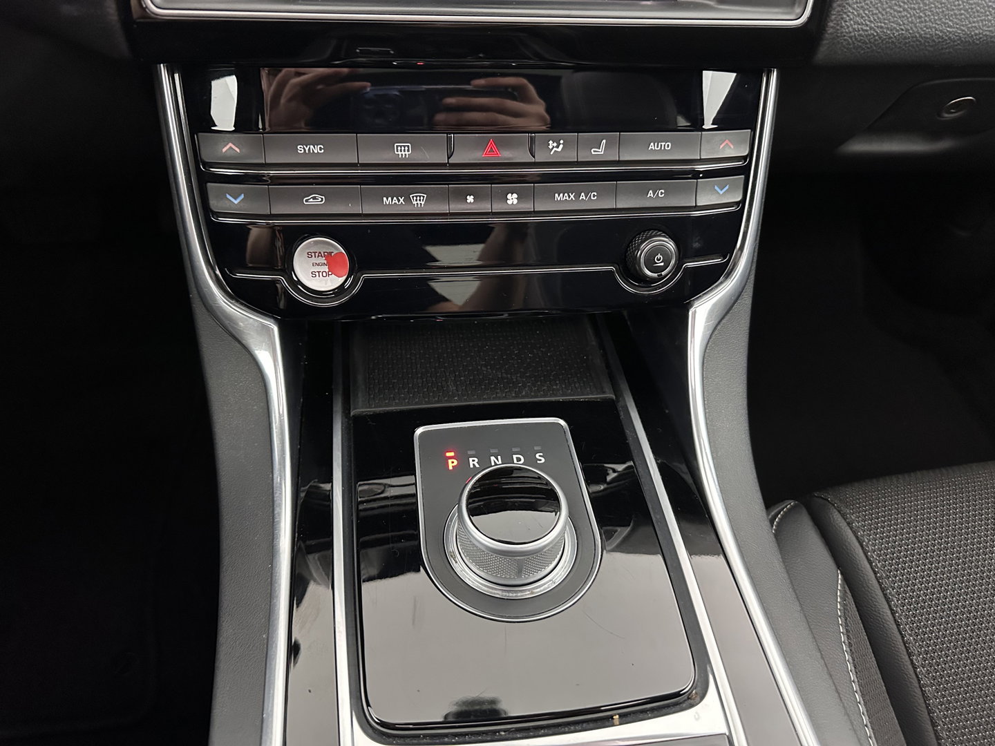 Jaguar XE 2.0 D Portfolio R-Sport Aut. *PANO | ADAPTIVE-CRUISE | LEATHER-FABRIC | XENON | MERIDIAN-SOUND | HEATED-SPORTSEATS | NAVI-FULLMAP | KEYLESS | SHIFT-PADDLES | 19''ALU*