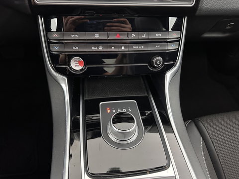 Jaguar XE 2.0 D Portfolio R-Sport Aut. *PANO | ADAPTIVE-CRUISE | LEATHER-FABRIC | XENON | MERIDIAN-SOUND | HEATED-SPORTSEATS | NAVI-FULLMAP | KEYLESS | SHIFT-PADDLES | 19''ALU*