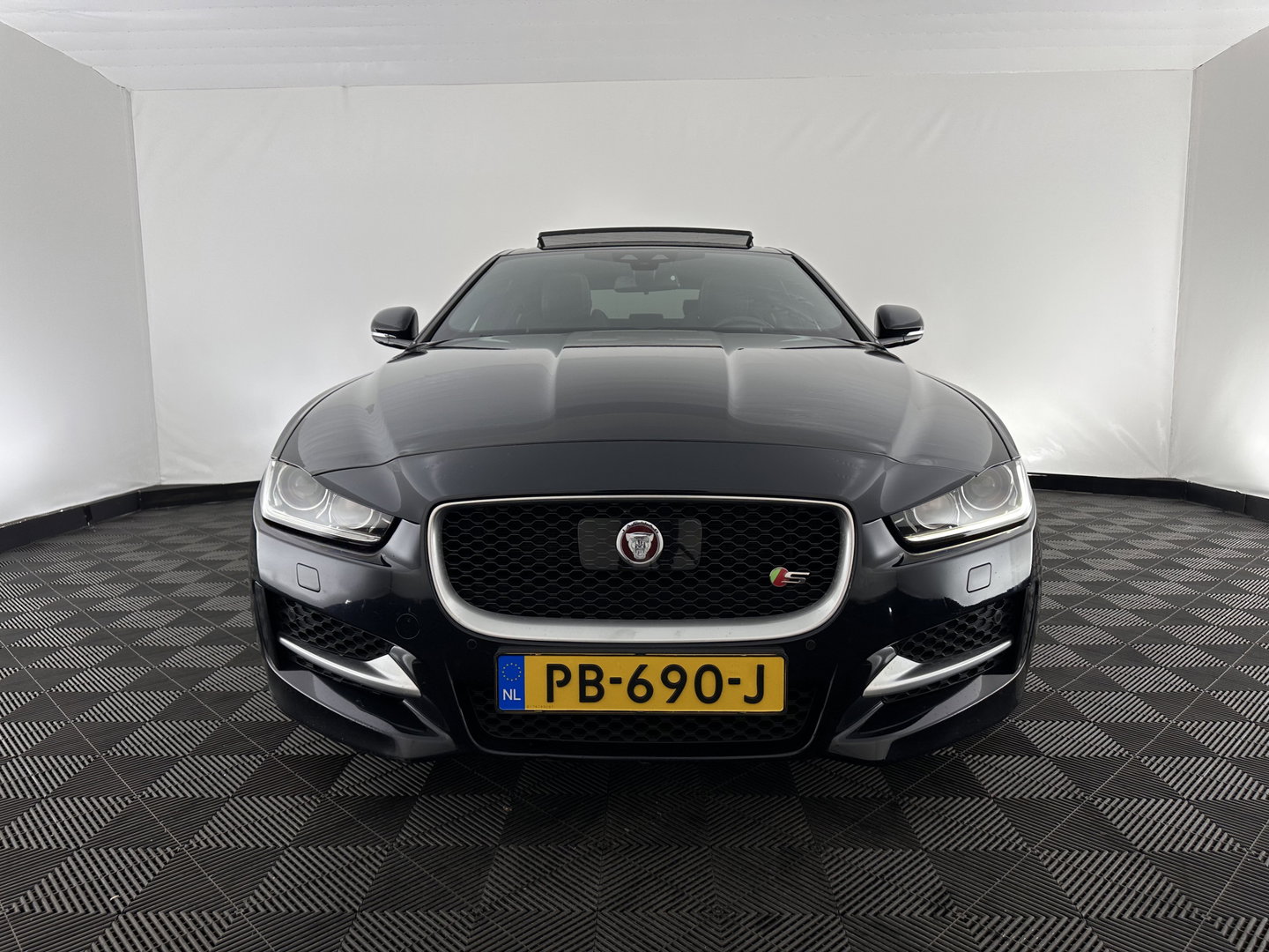 Jaguar XE 2.0 D Portfolio R-Sport Aut. *PANO | ADAPTIVE-CRUISE | LEATHER-FABRIC | XENON | MERIDIAN-SOUND | HEATED-SPORTSEATS | NAVI-FULLMAP | KEYLESS | SHIFT-PADDLES | 19''ALU*