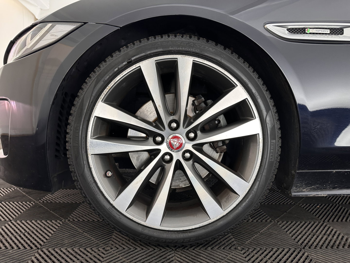 Jaguar XE 2.0 D Portfolio R-Sport Aut. *PANO | ADAPTIVE-CRUISE | LEATHER-FABRIC | XENON | MERIDIAN-SOUND | HEATED-SPORTSEATS | NAVI-FULLMAP | KEYLESS | SHIFT-PADDLES | 19''ALU*