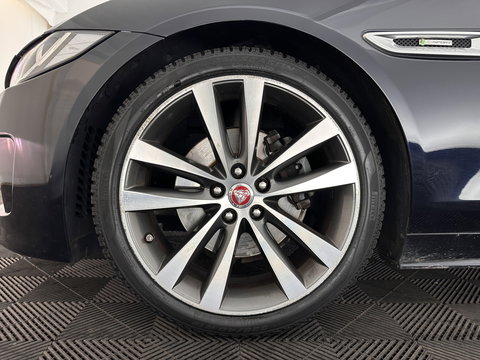 Jaguar XE 2.0 D Portfolio R-Sport Aut. *PANO | ADAPTIVE-CRUISE | LEATHER-FABRIC | XENON | MERIDIAN-SOUND | HEATED-SPORTSEATS | NAVI-FULLMAP | KEYLESS | SHIFT-PADDLES | 19''ALU*