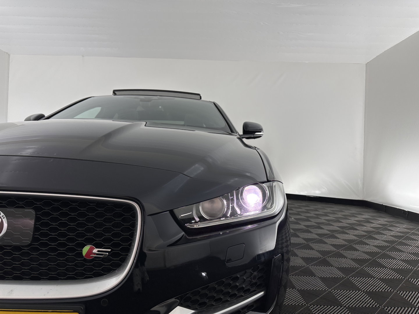 Jaguar XE 2.0 D Portfolio R-Sport Aut. *PANO | ADAPTIVE-CRUISE | LEATHER-FABRIC | XENON | MERIDIAN-SOUND | HEATED-SPORTSEATS | NAVI-FULLMAP | KEYLESS | SHIFT-PADDLES | 19''ALU*