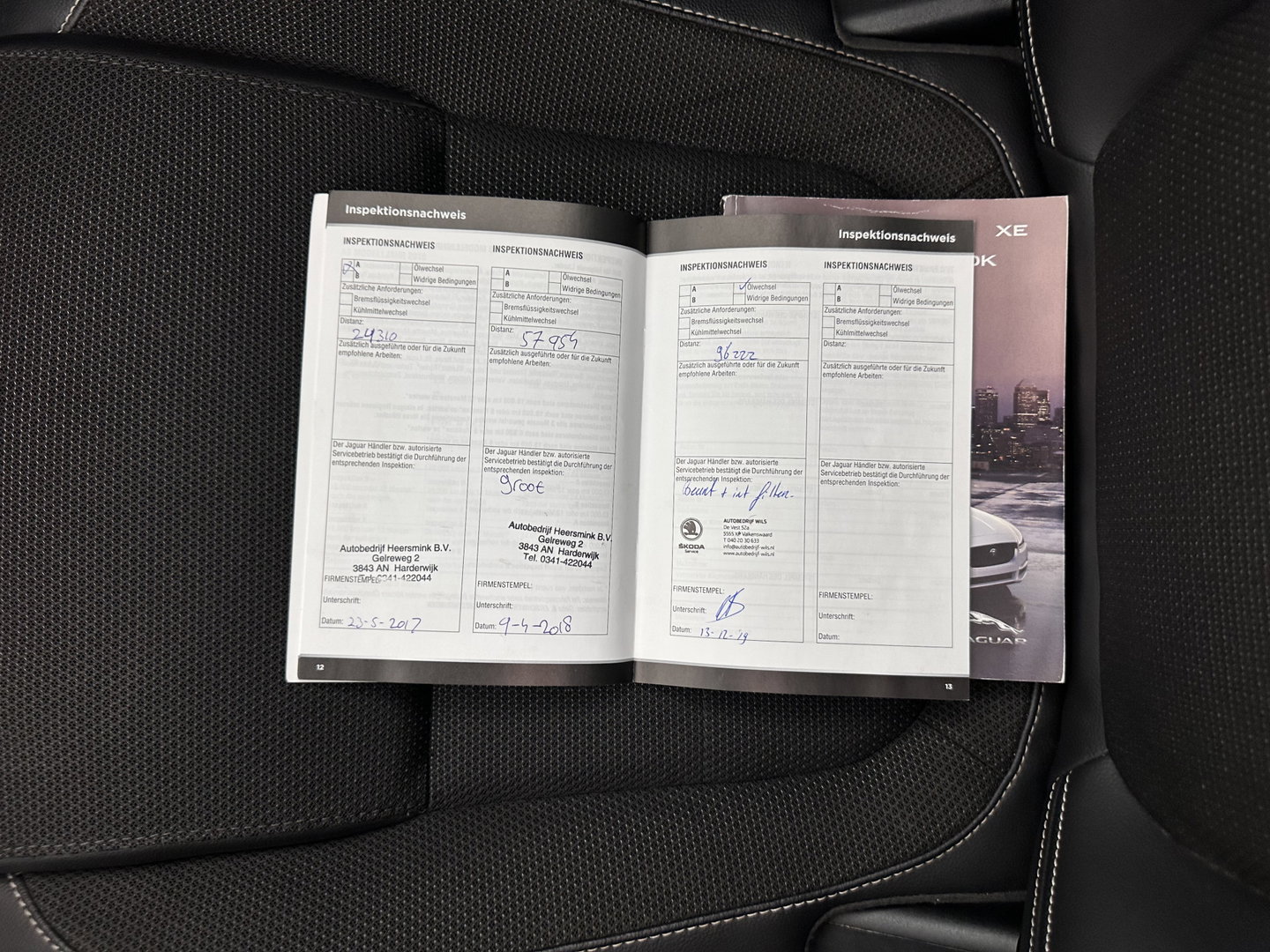 Jaguar XE 2.0 D Portfolio R-Sport Aut. *PANO | ADAPTIVE-CRUISE | LEATHER-FABRIC | XENON | MERIDIAN-SOUND | HEATED-SPORTSEATS | NAVI-FULLMAP | KEYLESS | SHIFT-PADDLES | 19''ALU*