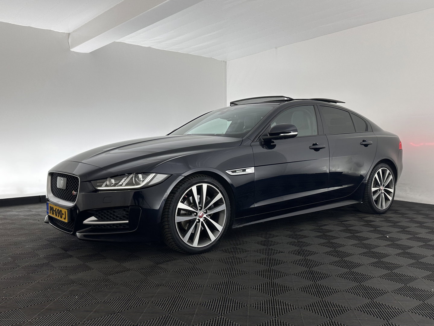 Jaguar XE 2.0 D Portfolio R-Sport Aut. *PANO | ADAPTIVE-CRUISE | LEATHER-FABRIC | XENON | MERIDIAN-SOUND | HEATED-SPORTSEATS | NAVI-FULLMAP | KEYLESS | SHIFT-PADDLES | 19''ALU*