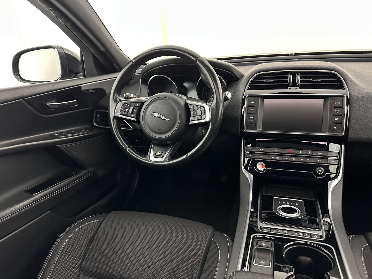 Jaguar XE 2.0 D Portfolio R-Sport Aut. *PANO | ADAPTIVE-CRUISE | LEATHER-FABRIC | XENON | MERIDIAN-SOUND | HEATED-SPORTSEATS | NAVI-FULLMAP | KEYLESS | SHIFT-PADDLES | 19''ALU*