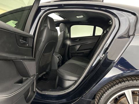 Jaguar XE 2.0 D Portfolio R-Sport Aut. *PANO | ADAPTIVE-CRUISE | LEATHER-FABRIC | XENON | MERIDIAN-SOUND | HEATED-SPORTSEATS | NAVI-FULLMAP | KEYLESS | SHIFT-PADDLES | 19''ALU*
