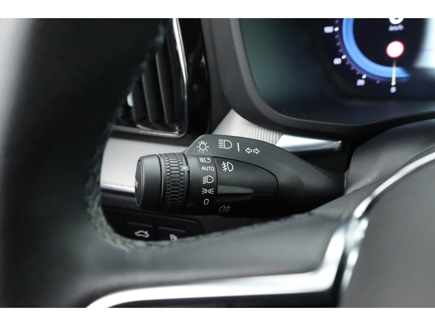 Volvo XC60 2.0 T6 Plug-in hybrid AWD Plus Dark | Trekhaak | Pano | Blis | ACC | 360 Camera | H&K Audio | Mem Stoelen |