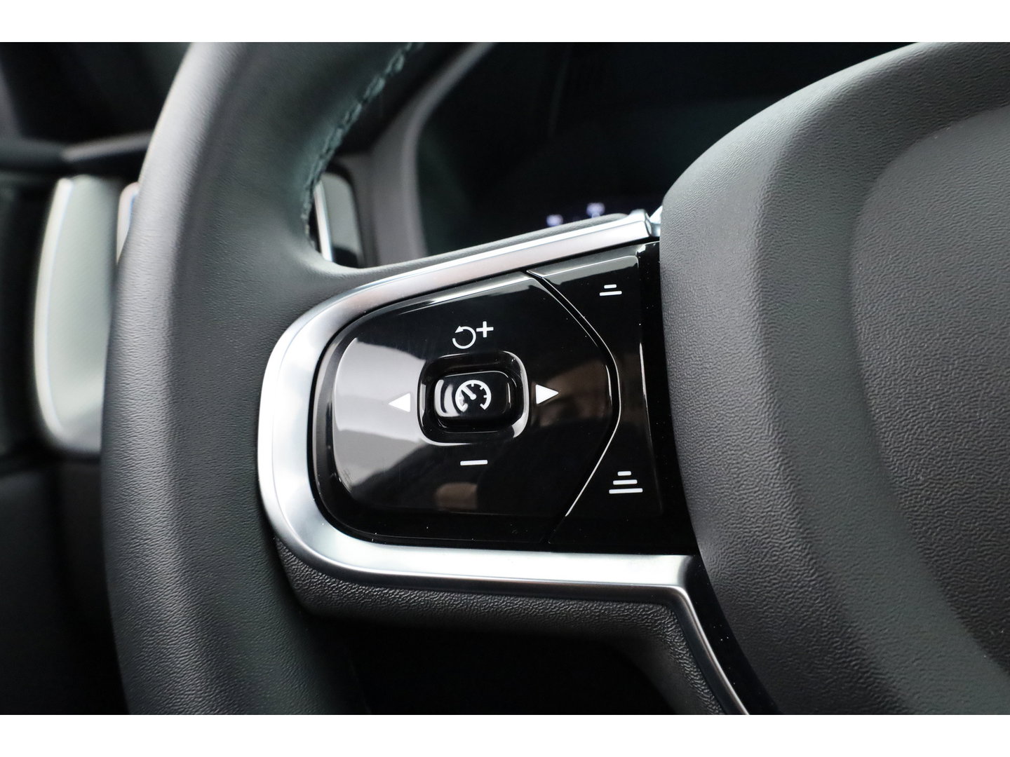Volvo XC60 2.0 T6 Plug-in hybrid AWD Plus Dark | Trekhaak | Pano | Blis | ACC | 360 Camera | H&K Audio | Mem Stoelen |