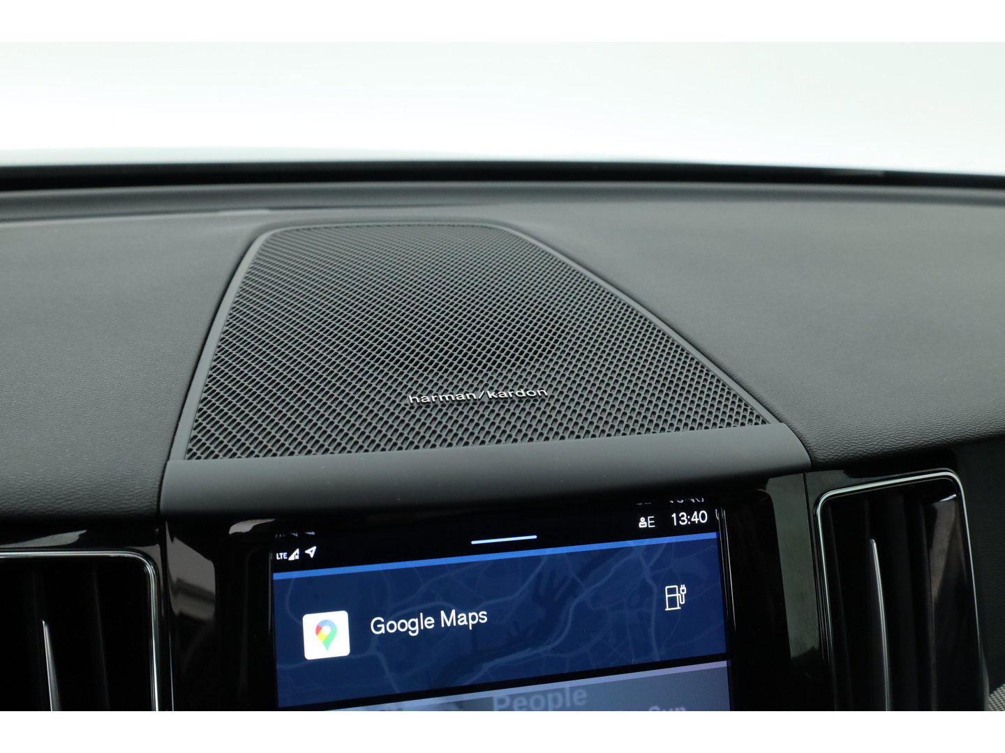 Volvo XC60 2.0 T6 Plug-in hybrid AWD Plus Dark | Trekhaak | Pano | Blis | ACC | 360 Camera | H&K Audio | Mem Stoelen |