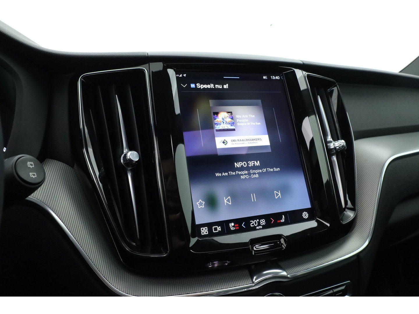 Volvo XC60 2.0 T6 Plug-in hybrid AWD Plus Dark | Trekhaak | Pano | Blis | ACC | 360 Camera | H&K Audio | Mem Stoelen |