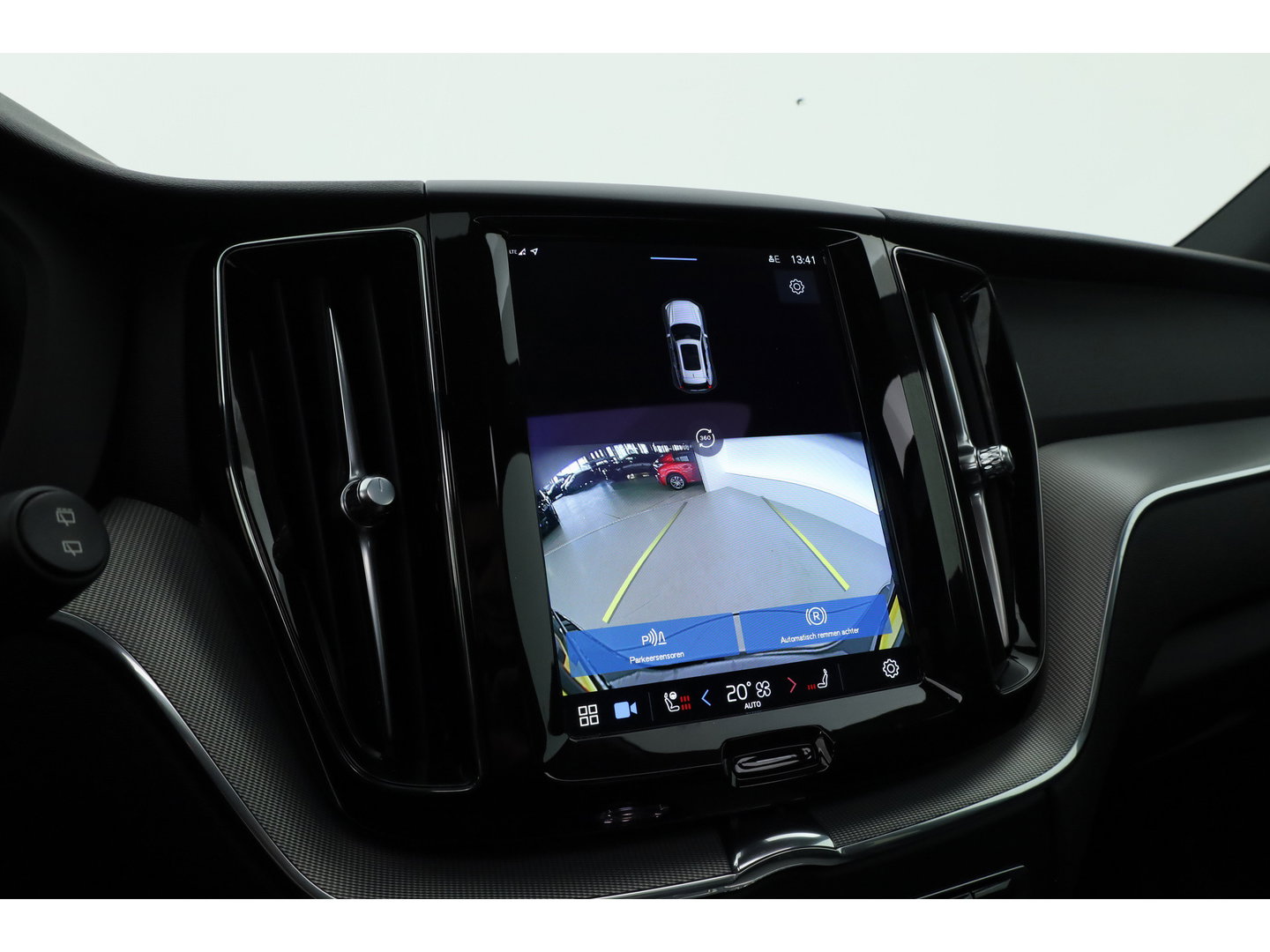 Volvo XC60 2.0 T6 Plug-in hybrid AWD Plus Dark | Trekhaak | Pano | Blis | ACC | 360 Camera | H&K Audio | Mem Stoelen |