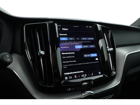 Volvo XC60 2.0 T6 Plug-in hybrid AWD Plus Dark | Trekhaak | Pano | Blis | ACC | 360 Camera | H&K Audio | Mem Stoelen |