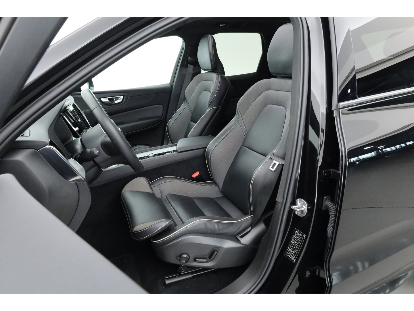 Volvo XC60 2.0 T6 Plug-in hybrid AWD Plus Dark | Trekhaak | Pano | Blis | ACC | 360 Camera | H&K Audio | Mem Stoelen |