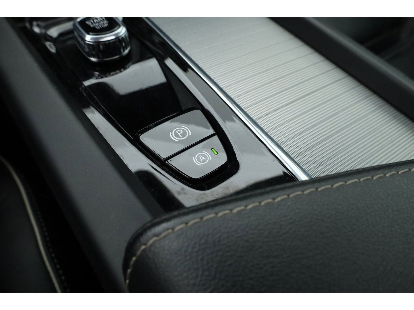 Volvo XC60 2.0 T6 Plug-in hybrid AWD Plus Dark | Trekhaak | Pano | Blis | ACC | 360 Camera | H&K Audio | Mem Stoelen |