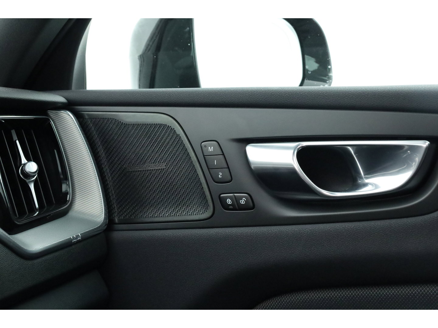 Volvo XC60 2.0 T6 Plug-in hybrid AWD Plus Dark | Trekhaak | Pano | Blis | ACC | 360 Camera | H&K Audio | Mem Stoelen |