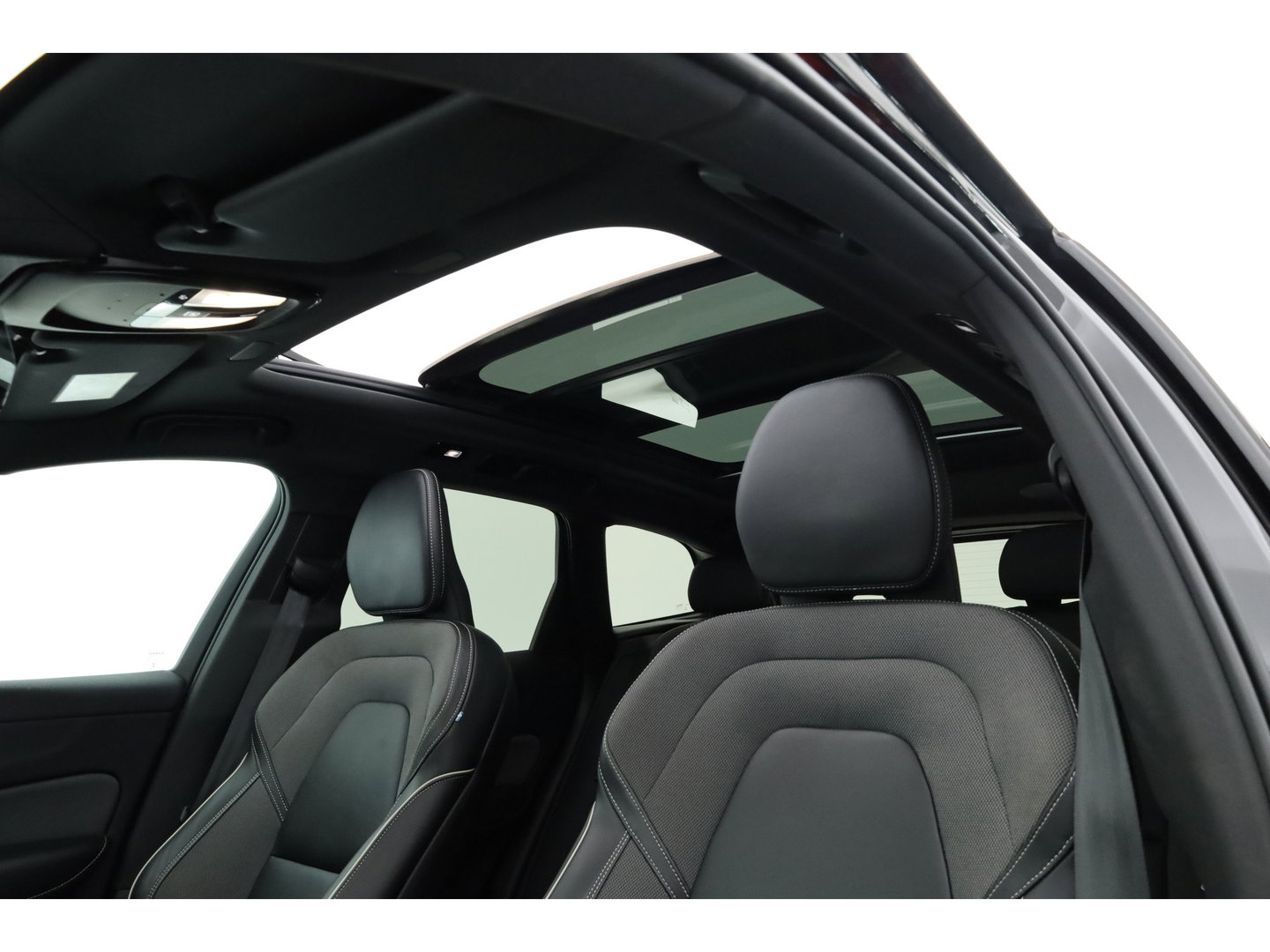 Volvo XC60 2.0 T6 Plug-in hybrid AWD Plus Dark | Trekhaak | Pano | Blis | ACC | 360 Camera | H&K Audio | Mem Stoelen |