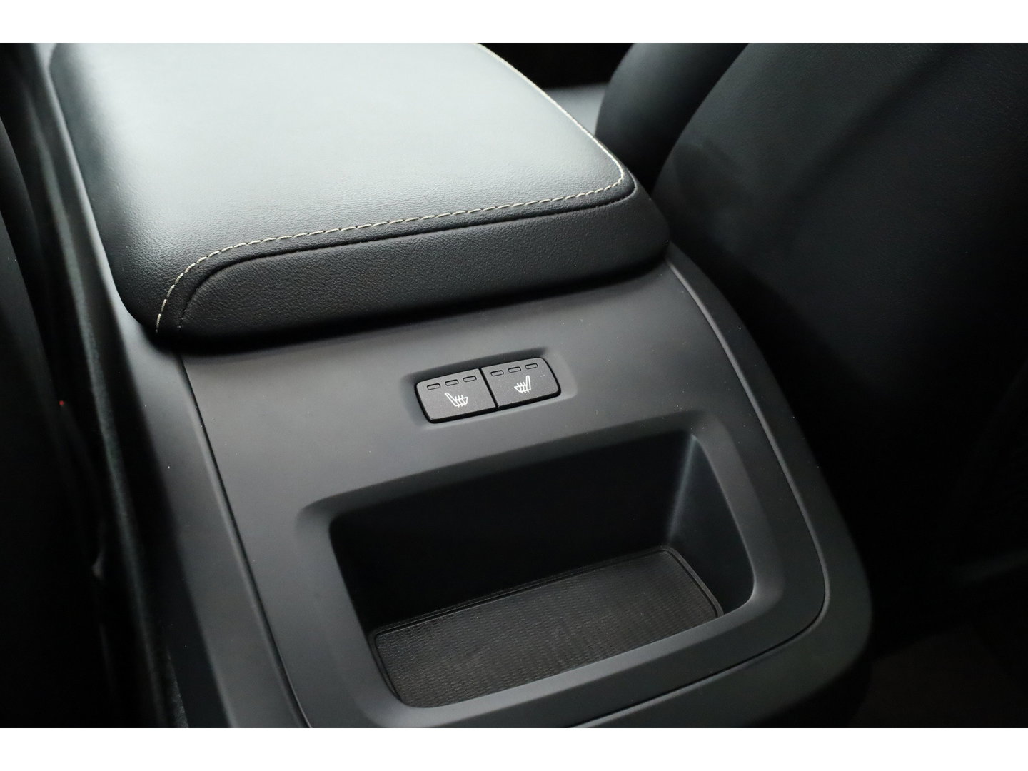 Volvo XC60 2.0 T6 Plug-in hybrid AWD Plus Dark | Trekhaak | Pano | Blis | ACC | 360 Camera | H&K Audio | Mem Stoelen |