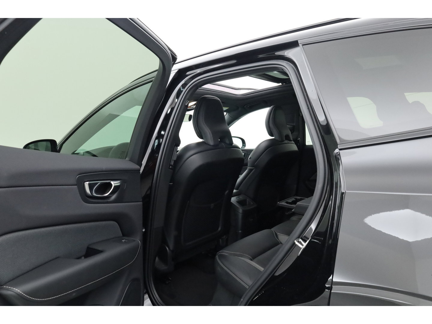 Volvo XC60 2.0 T6 Plug-in hybrid AWD Plus Dark | Trekhaak | Pano | Blis | ACC | 360 Camera | H&K Audio | Mem Stoelen |