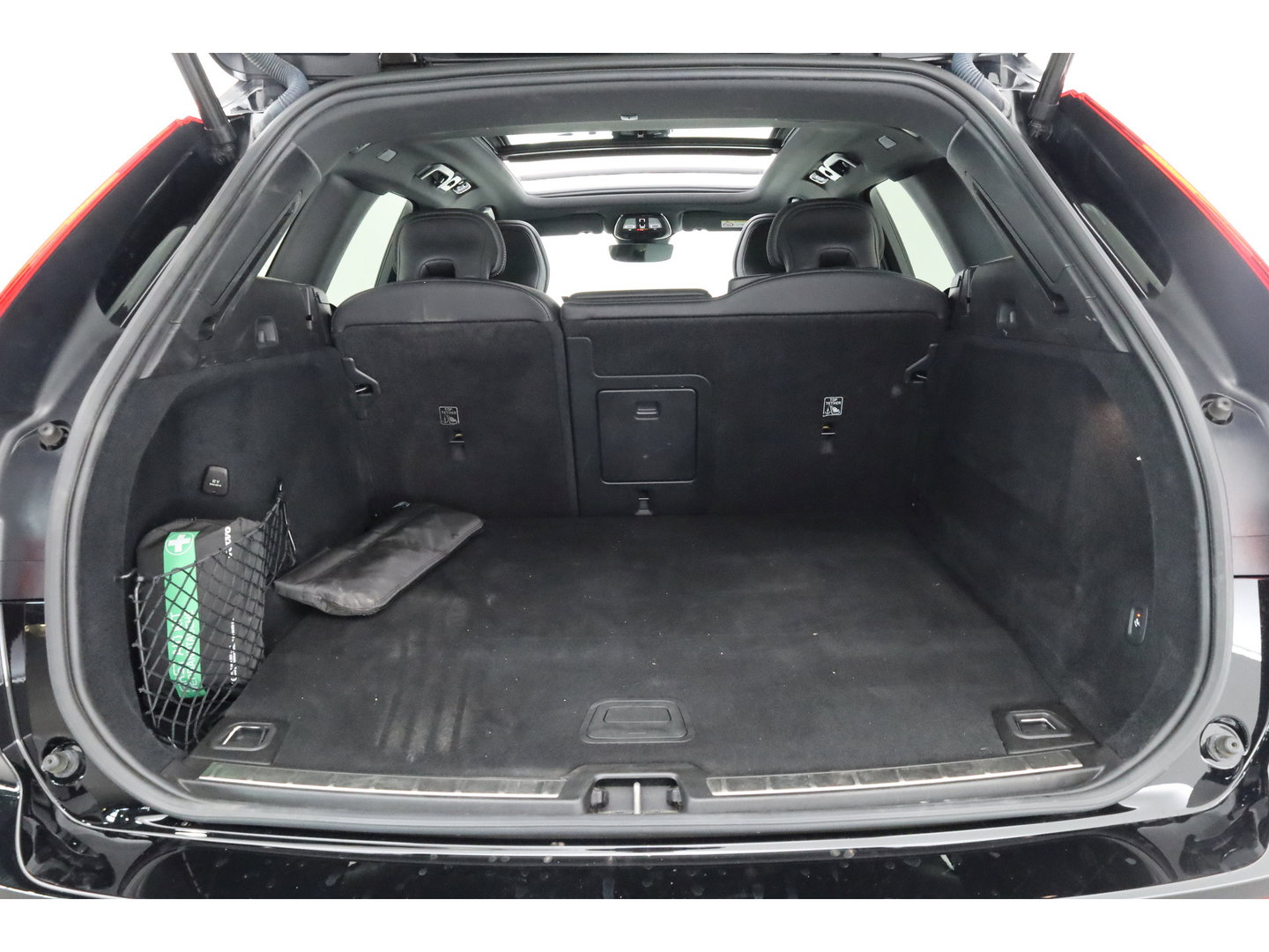 Volvo XC60 2.0 T6 Plug-in hybrid AWD Plus Dark | Trekhaak | Pano | Blis | ACC | 360 Camera | H&K Audio | Mem Stoelen |