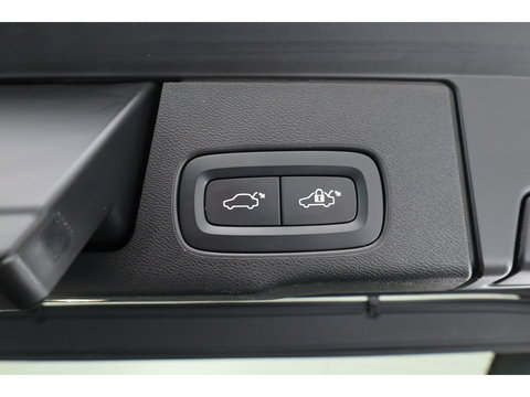 Volvo XC60 2.0 T6 Plug-in hybrid AWD Plus Dark | Trekhaak | Pano | Blis | ACC | 360 Camera | H&K Audio | Mem Stoelen |