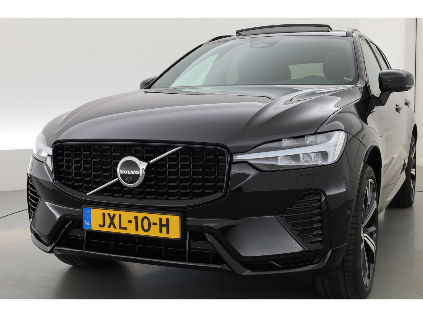 Volvo XC60 2.0 T6 Plug-in hybrid AWD Plus Dark | Trekhaak | Pano | Blis | ACC | 360 Camera | H&K Audio | Mem Stoelen |
