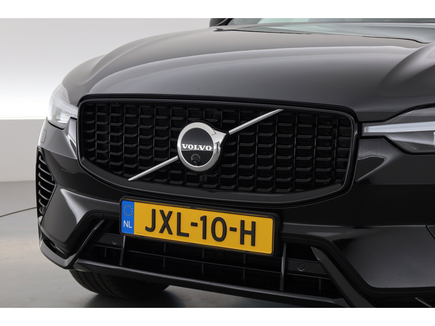 Volvo XC60 2.0 T6 Plug-in hybrid AWD Plus Dark | Trekhaak | Pano | Blis | ACC | 360 Camera | H&K Audio | Mem Stoelen |