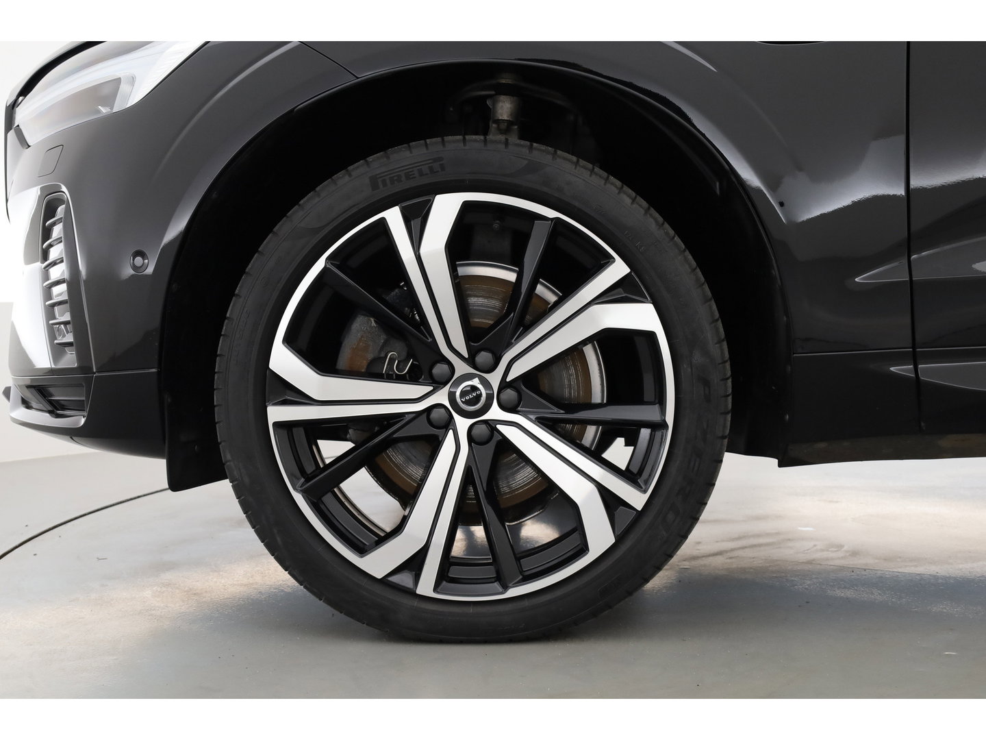 Volvo XC60 2.0 T6 Plug-in hybrid AWD Plus Dark | Trekhaak | Pano | Blis | ACC | 360 Camera | H&K Audio | Mem Stoelen |