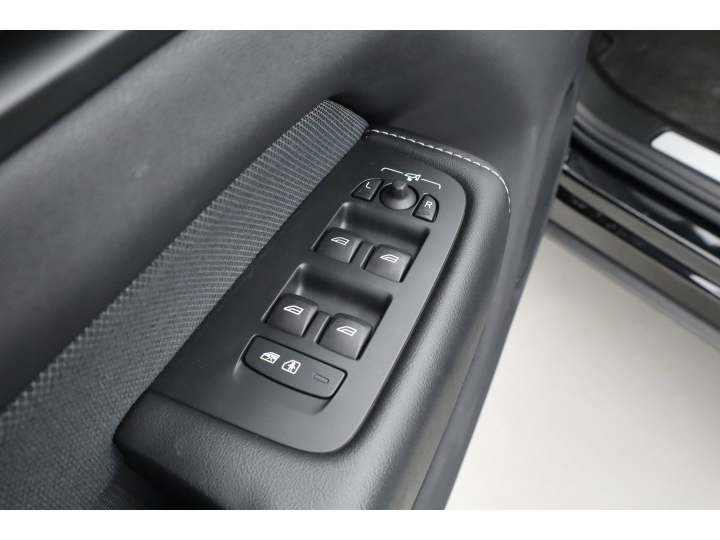 Volvo XC60 2.0 T6 Plug-in hybrid AWD Plus Dark | Trekhaak | Pano | Blis | ACC | 360 Camera | H&K Audio | Mem Stoelen |