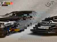 Mercedes-Benz A-Klasse - 180 AMG Sport Automaat (APPLE CARPLAY, LEDER/ALCANTARA, STOELVERWARMING, GETINT GLAS, SPORTSTOELEN, ZWART HEMEL, CRUISE, NIEUWE APK, NIEUWSTAAT)