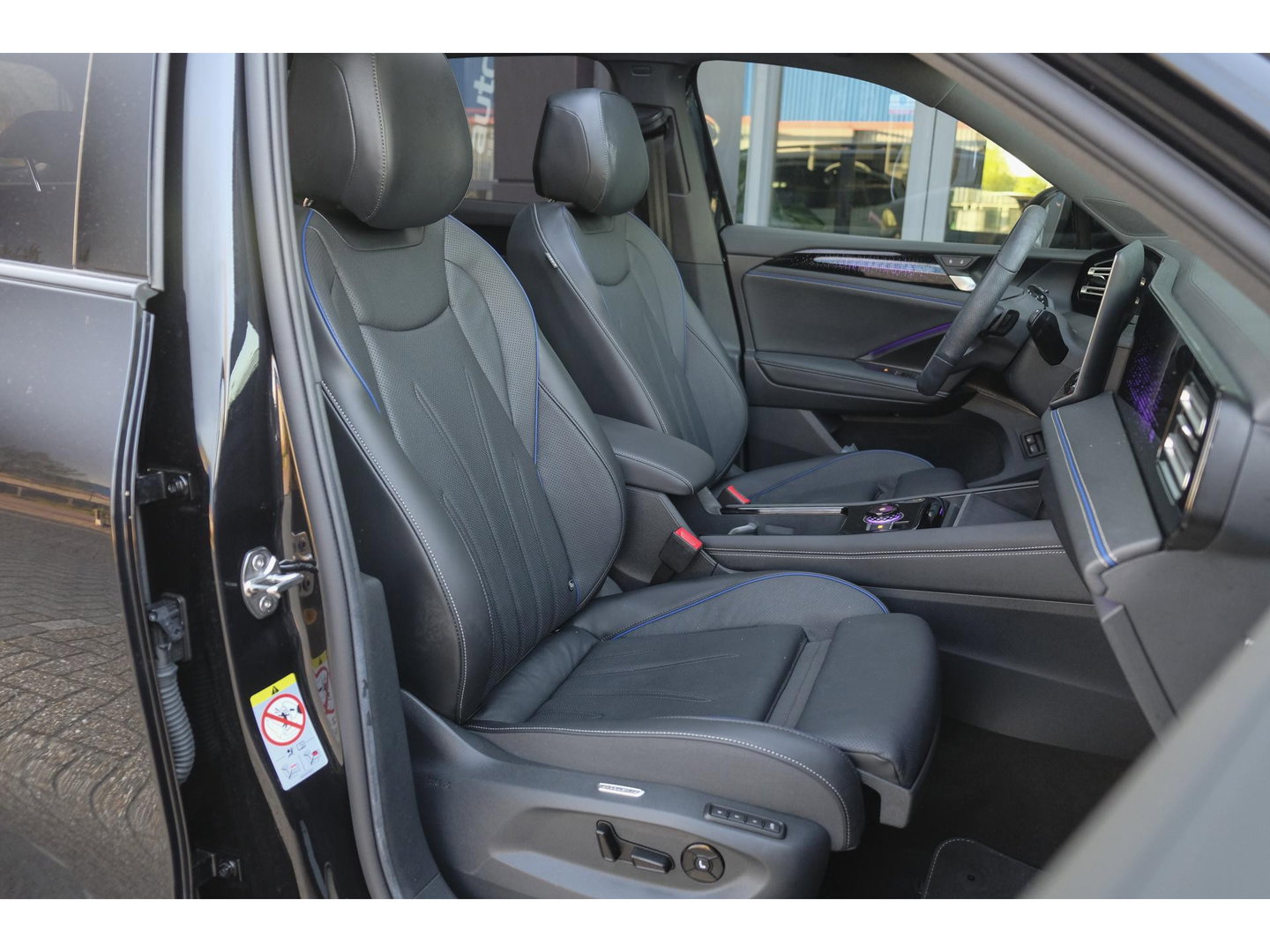 Volkswagen Tiguan 1.5 eHybrid 204pk R-Line Panoramadak Black Style Trekhaak Stoelkoeling BOMVOL!! NLauto 1e Eigenaar