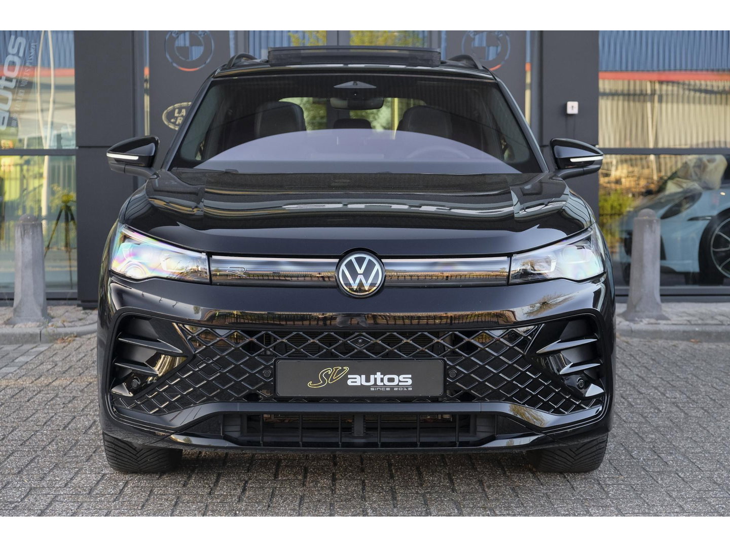 Volkswagen Tiguan 1.5 eHybrid 204pk R-Line Panoramadak Black Style Trekhaak Stoelkoeling BOMVOL!! NLauto 1e Eigenaar