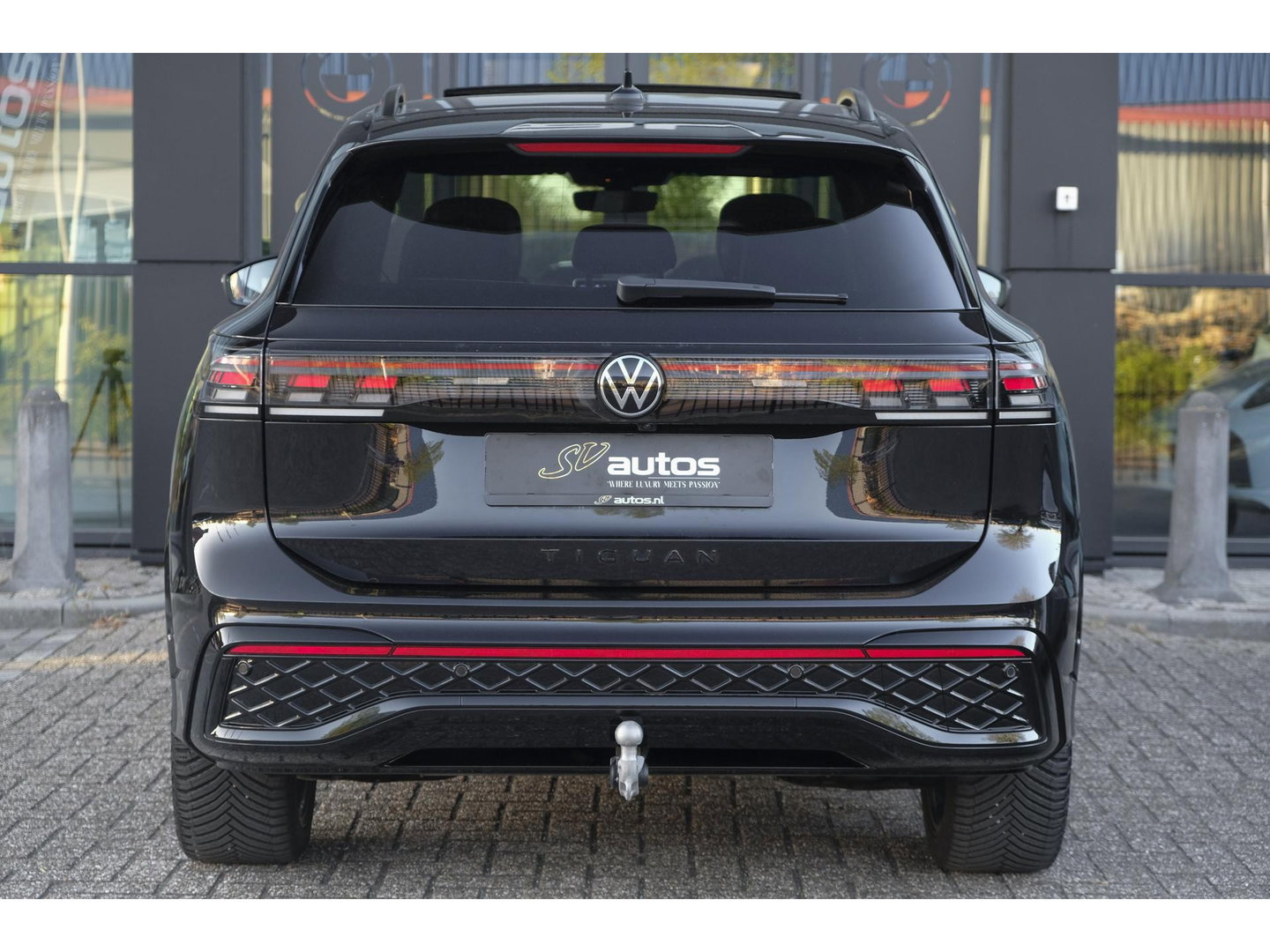 Volkswagen Tiguan 1.5 eHybrid 204pk R-Line Panoramadak Black Style Trekhaak Stoelkoeling BOMVOL!! NLauto 1e Eigenaar