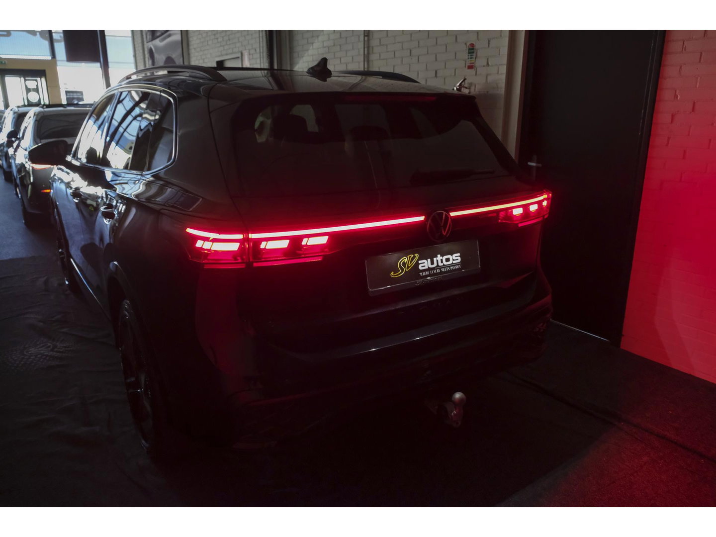 Volkswagen Tiguan 1.5 eHybrid 204pk R-Line Panoramadak Black Style Trekhaak Stoelkoeling BOMVOL!! NLauto 1e Eigenaar
