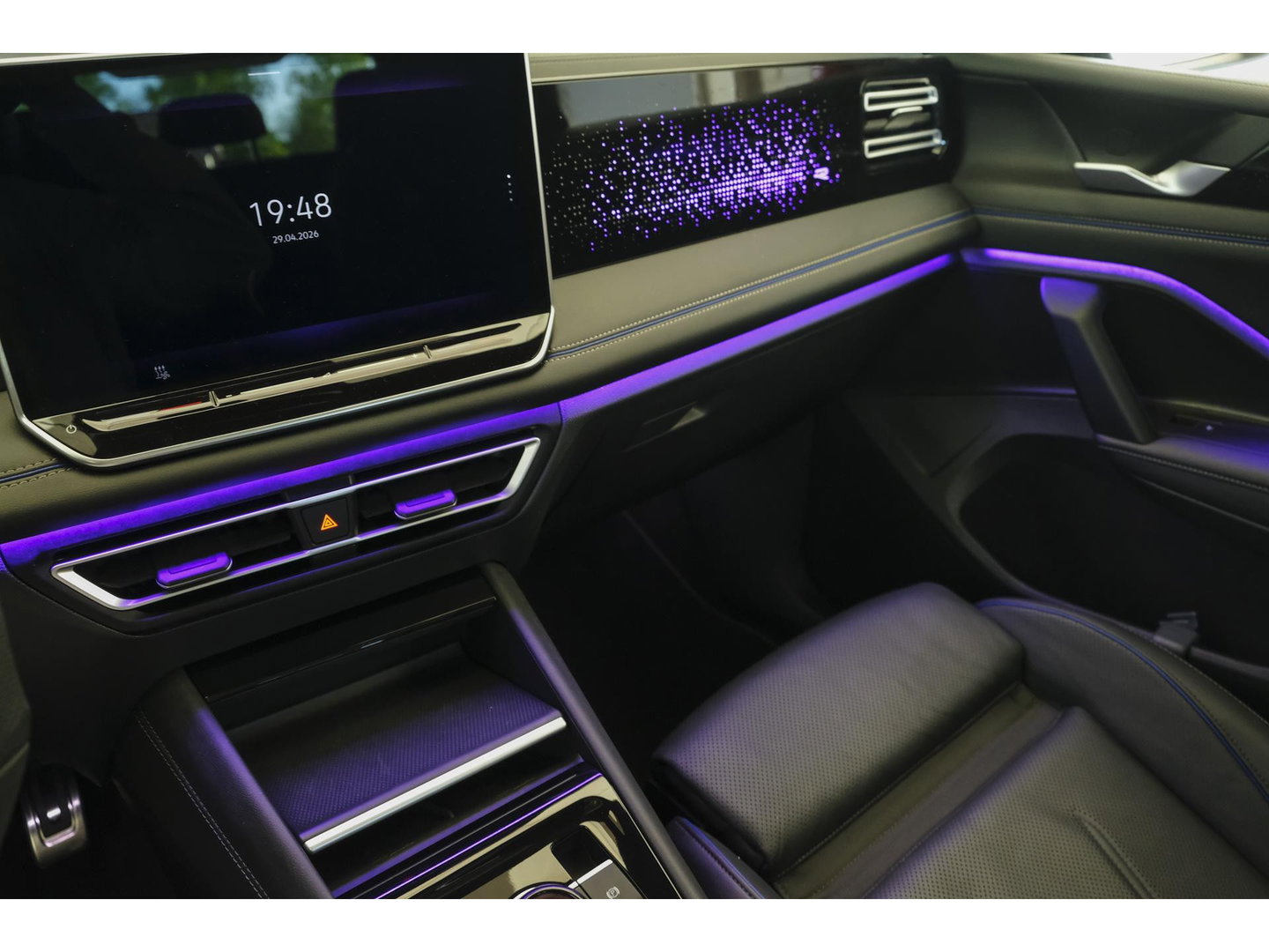 Volkswagen Tiguan 1.5 eHybrid 204pk R-Line Panoramadak Black Style Trekhaak Stoelkoeling BOMVOL!! NLauto 1e Eigenaar