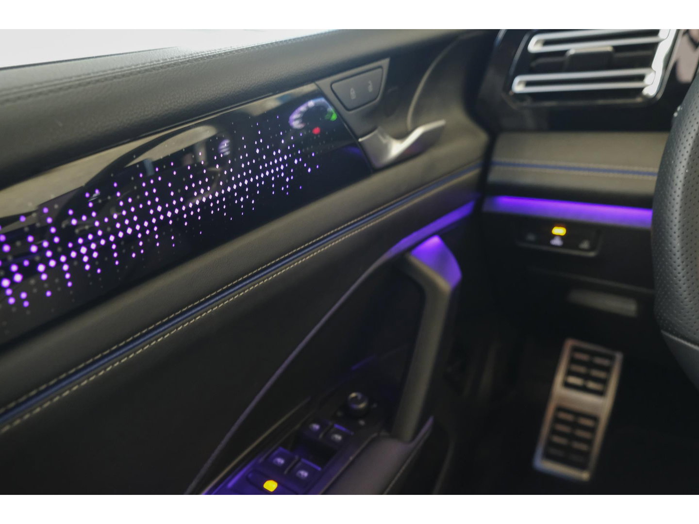 Volkswagen Tiguan 1.5 eHybrid 204pk R-Line Panoramadak Black Style Trekhaak Stoelkoeling BOMVOL!! NLauto 1e Eigenaar