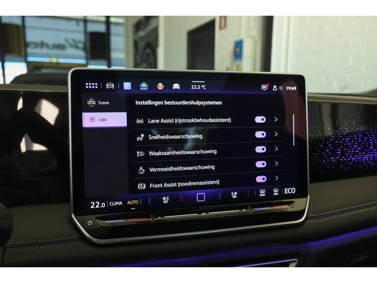 Volkswagen Tiguan 1.5 eHybrid 204pk R-Line Panoramadak Black Style Trekhaak Stoelkoeling BOMVOL!! NLauto 1e Eigenaar