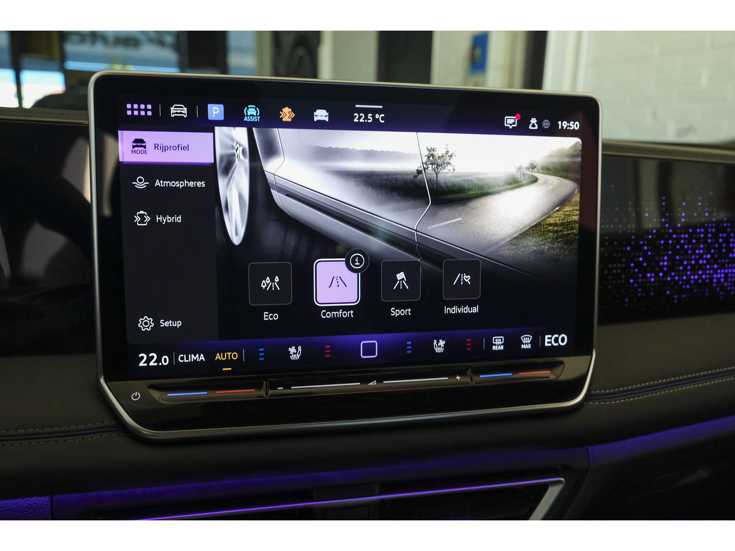 Volkswagen Tiguan 1.5 eHybrid 204pk R-Line Panoramadak Black Style Trekhaak Stoelkoeling BOMVOL!! NLauto 1e Eigenaar